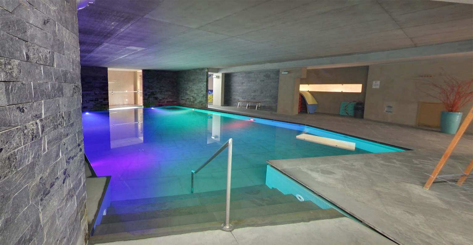 Foto della piscina interna riscaldata, e relativo gioco cromatico, di Special ONE a Sarezzo.