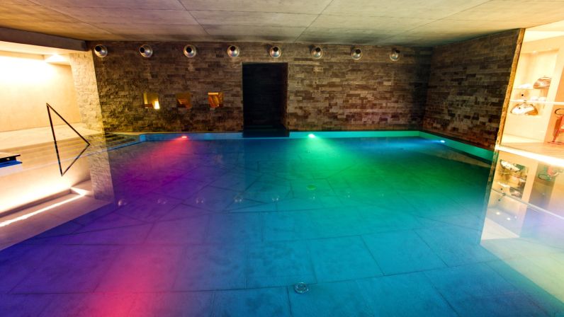 Foto con dettaglio delle luci cromatiche nella piscina di Special ONE a Sarezzo.
