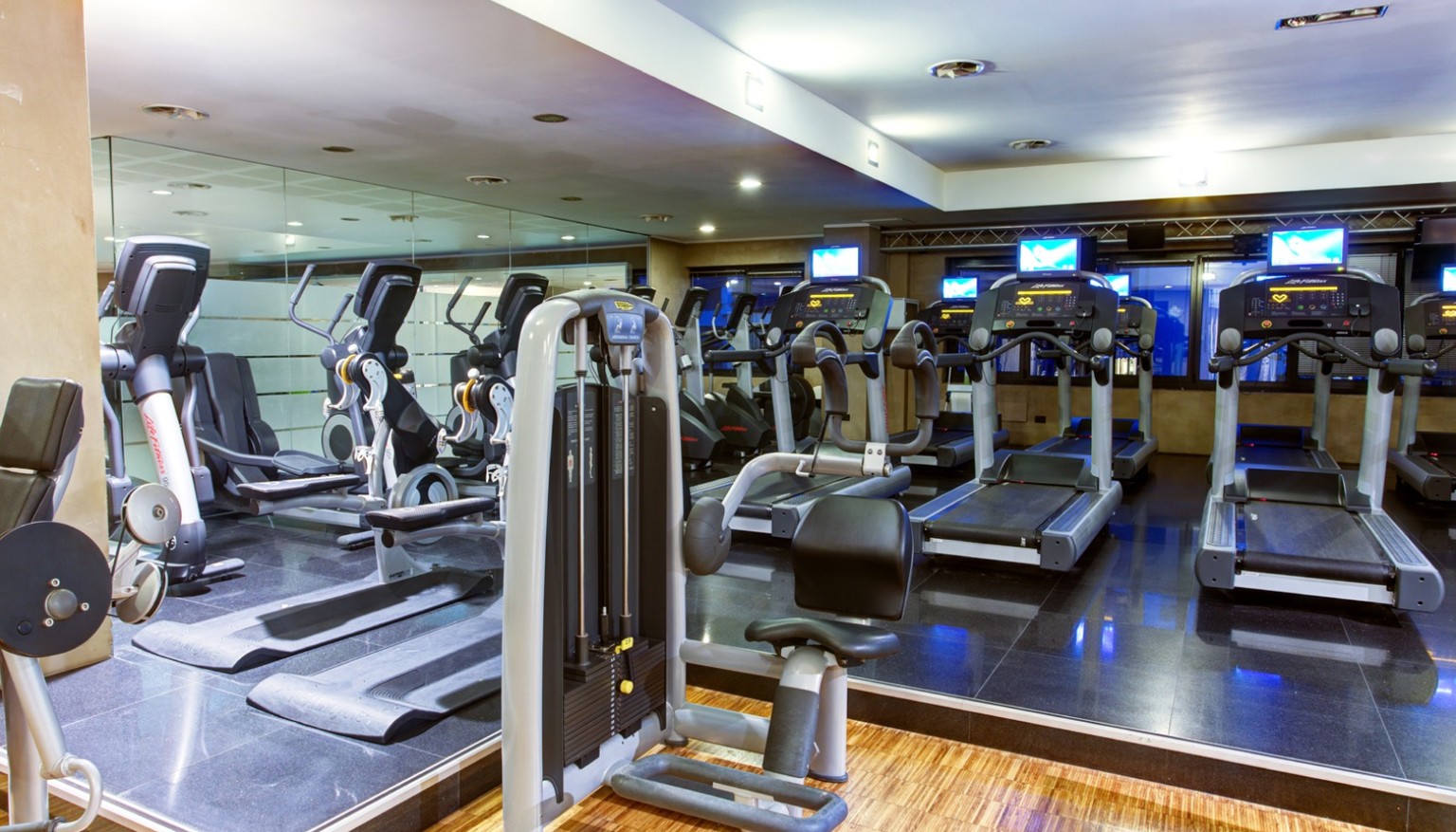 Foto macchinari nella sala cardio fitness di Special ONE a Sarezzo.