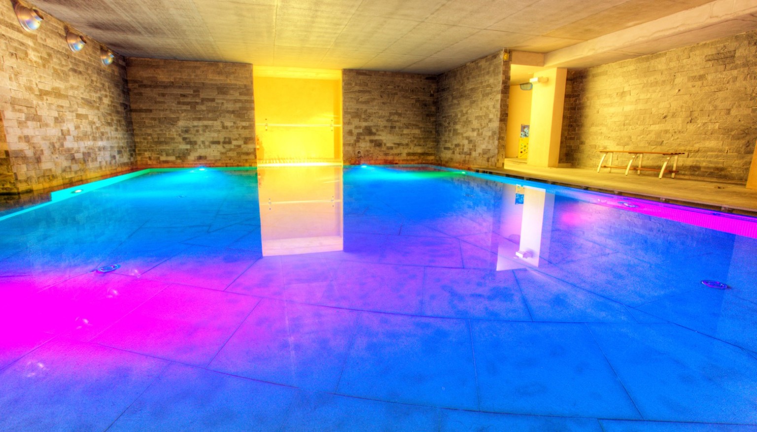 Foto piscina interna di Special ONE.