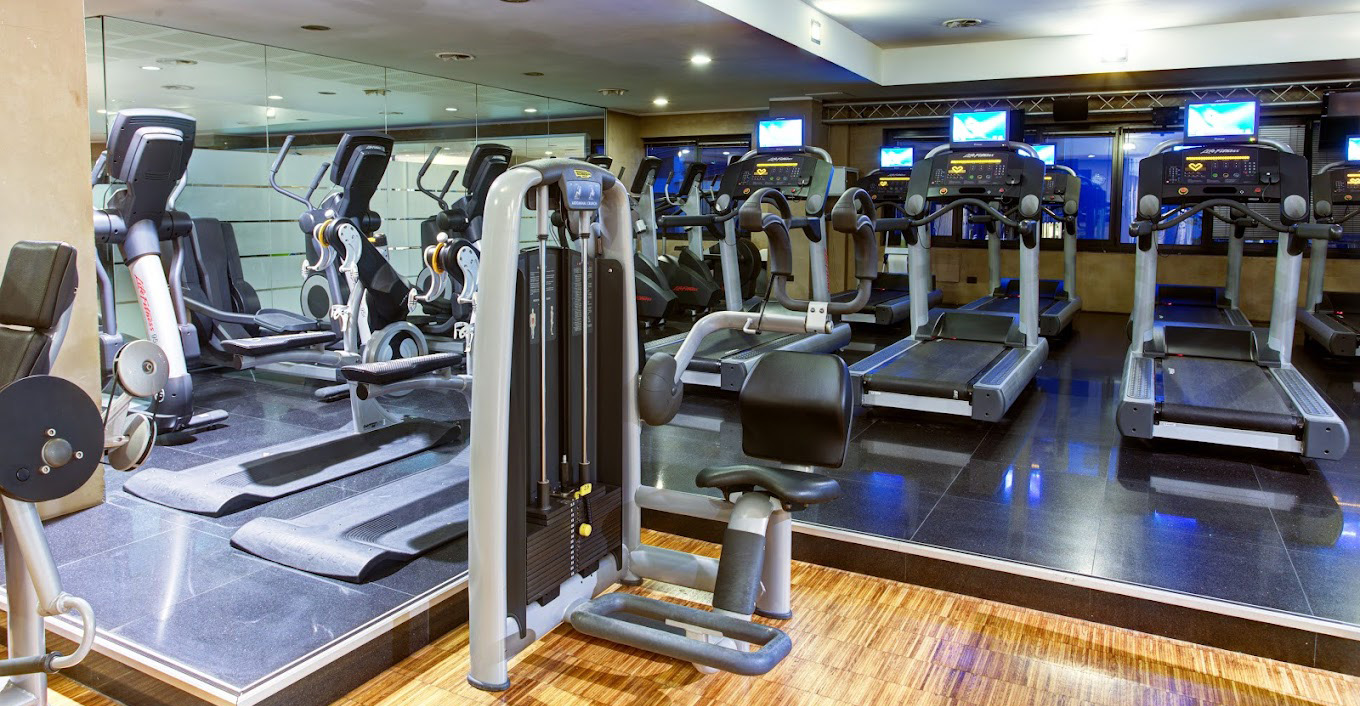 Foto con dettaglio della rastrelliera con set di bilancieri all'interno della sala pesi di Special ONE.